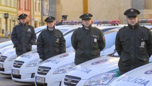 Policajtom nainštalovali do áut GPS zariadenia