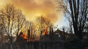 V Dunajskej Strede horí neobývaný dom aj porast, hasiči zasahujú od rána