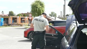 Mladík využil nepozornosť donáškara. Ukradol mu auto aj s tržbami