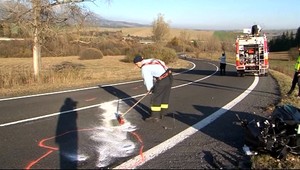 Motorke po náraze odtrhlo predné koleso. Jej vodič je vo vážnom stave