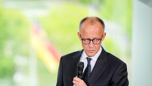 V kontroverznom statuse označil Smer nemeckého kancelára za "Führera"