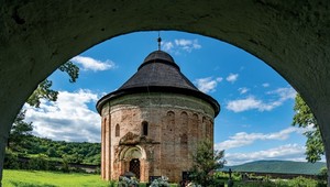 Postavili ju z plevoviek, na výzdobu použili polodrahokamy. Románska rotunda v Šiveticiach stojí už osem storočí.
