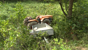 Muž sa prevrátil s traktorom v nedostupnom teréne. Zasahovať musel vrtuľník