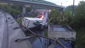 Vážna nehoda v Žiline! Kamión sa zrazil s autom...