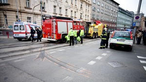 Desivá nehoda v Bratislave, zrážka sanitky a auta