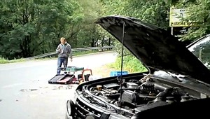 Havária na Donovaloch. Auto vpálilo do stánku s ovocím