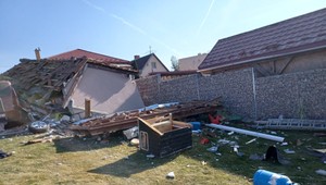 V garáži vybuchol plyn. Na miesto vyrazili záchranári a vrtuľník