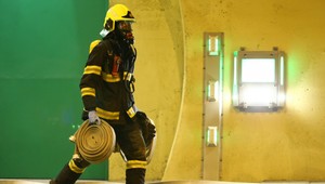 Zbrojovkou otriasol výbuch a spôsobil požiar. O život prišiel jeden človek