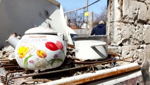 Štáb TV JOJ na Ukrajine: Marija žije sama v dome, ktorý zničili Rusi. Jej muža zabili ruské vojská