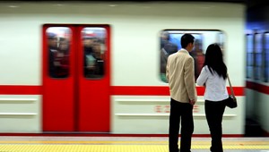 Muž (59) vypadol z vlaku, prišiel o nohu