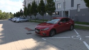 V Bratislave úradovali vandali, prepichli desiatky pneumatík na autách