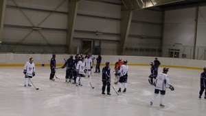 Slovan krúži na ľade bez puku