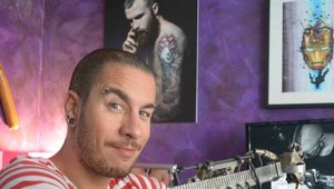 Keď bol dieťa, prišiel o ruku. Hendikep mu však nebráni v tom, aby robil ľuďom brutálne kérky