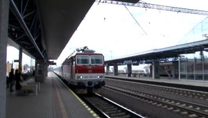 Železnice chcú zabrániť nebezpečnému vystupovaniu z vlaku smerom do koľajiska