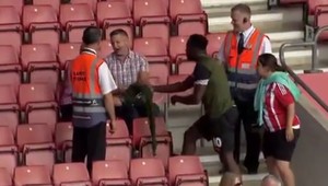 Džentlmen Lukaku. Trafenej diváčke venoval objatie i dres