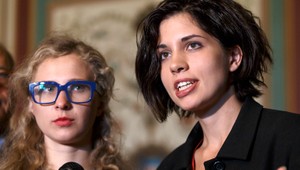 Nie sme ku*dy ani kur*y, odkazujú Pussy Riot Zemanovi