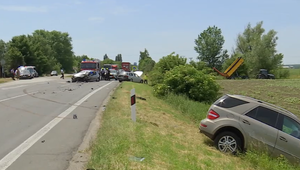 Vodič si neskoro všimol, že auto pred ním zastalo. Po zrážke troch áut skončilo jedno mimo cesty