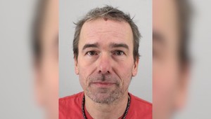 Polícia pátra po odsúdenom pedofilovi. Zneužil dve malé deti, medzi nimi aj ročné dievčatko