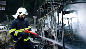 V Kremnických Baniach horel autobus, ľudia vyskakovali von