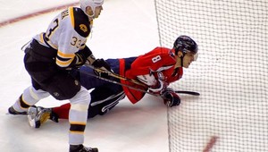 Zdeno Chára pripomína stehmi na nose Frankensteina