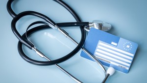 Európsky preukaz zdravotného poistenia vám nepokryje prevoz zo zahraničia, ošetriť sa môžete len v štátnej nemocnici. Aké výhody prináša cestovné poistenie?