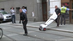 V predajni si nechal ukázať pištoľ a zastrelil sa!