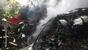 Z miesta leteckej tragédie zvážajú trosky, policajti vyšetrujú všeobecné ohrozenie