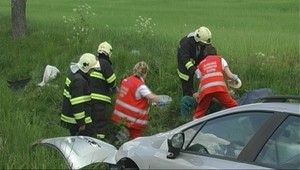 Auto vyletelo z cesty, vodič sedel na tráve a čakal záchranárov