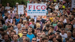 Piaty protest pred Bonaparte: Opozícia rozdávala pagáče, hrala rómska kapela