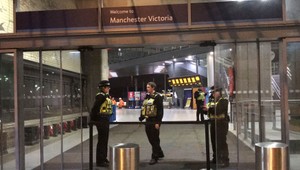 Muž dobodal troch ľudí. Kým budete bombardovať cudzie krajiny, tieto útoky neprestanú, kričal