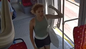 Obchytkával ju pri nastupovaní do MHD a ušiel. Polícia pátra po poškodenej žene, nepoznáte ju?