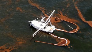 BP neposlúchla úrady, proti ropnej škvrne bude ďalej používať chemikálie