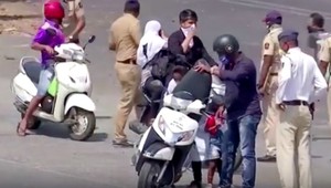 V Indii policajti bijú tých, ktorí sú na ulici