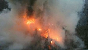 Dodávku zachvátili plamene. Vodičovi podávali prvú pomoc