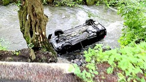 Mladomanželia havarovali a skončili v potoku