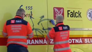 Vandalizmus v ťažkých časoch. Žilinským záchranárom posprejovali sanitku