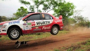 Najšťastnejší pes na svete! O vlások unikol smrti na rely v Bolívii