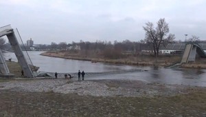 Do Vltavy sa zrútila betónová lávka, zranili sa štyria ľudia