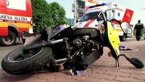 KURIÓZNA NEHODA: Jednoruký muž havaroval na mopede!