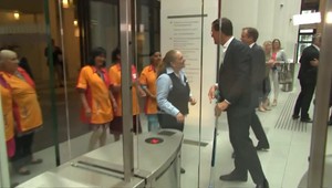 Z premiéra sa stala upratovačka. S mopom mu to ide na výbornú