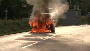 Auto z ničoho nič zastalo a začalo horieť. Seniori prišli o množstvo osobných vecí