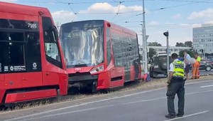 Električka v Bratislave skončila mimo koľajníc. Zasahuje dva jazdné pruhy