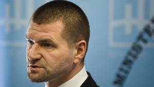 Štefanov sa postavil na zadné, nepodá demisiu