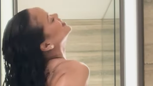 Je nahá alebo nie?! Sexi Rihanna ukázala odhalené krivky, dokonalou zadnicou vyrazila dych!