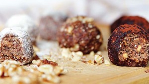 Zdravá maškrta bez pečenia: Bomby z arašidového masla pripravíte za pár minút