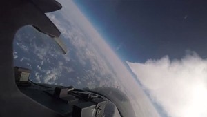 Takto vyzerá z kokpitu stíhačky prelet kondenzačnou stopou