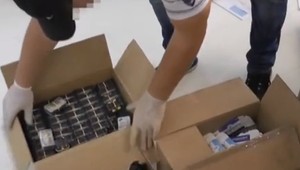 Muži skupovali staré lieky, prelepovali etikety a ponúkali ako nové. Expirované lieky sa mohli dostať aj na Slovensko