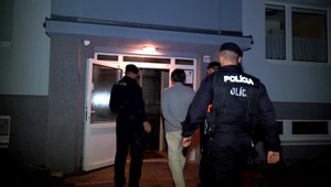 Žena mala stráviť u muža kľudný večer. Odrazu vybehla na ulicu s reznými ranami