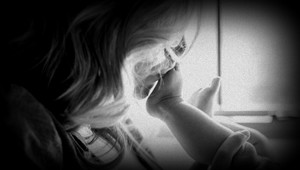 Polícia dostala anonymný tip. Novorodenec bol osem hodín zakopaný v zemi