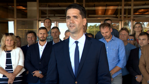 Samosprávy sa búria proti novele. Na protest sa pred parlamentom zhromaždili desiatky starostov